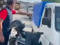Seorang Kapolsek Beraksi Nyamar Menjadi Kurir untuk Menangkap Pengoplos Gas